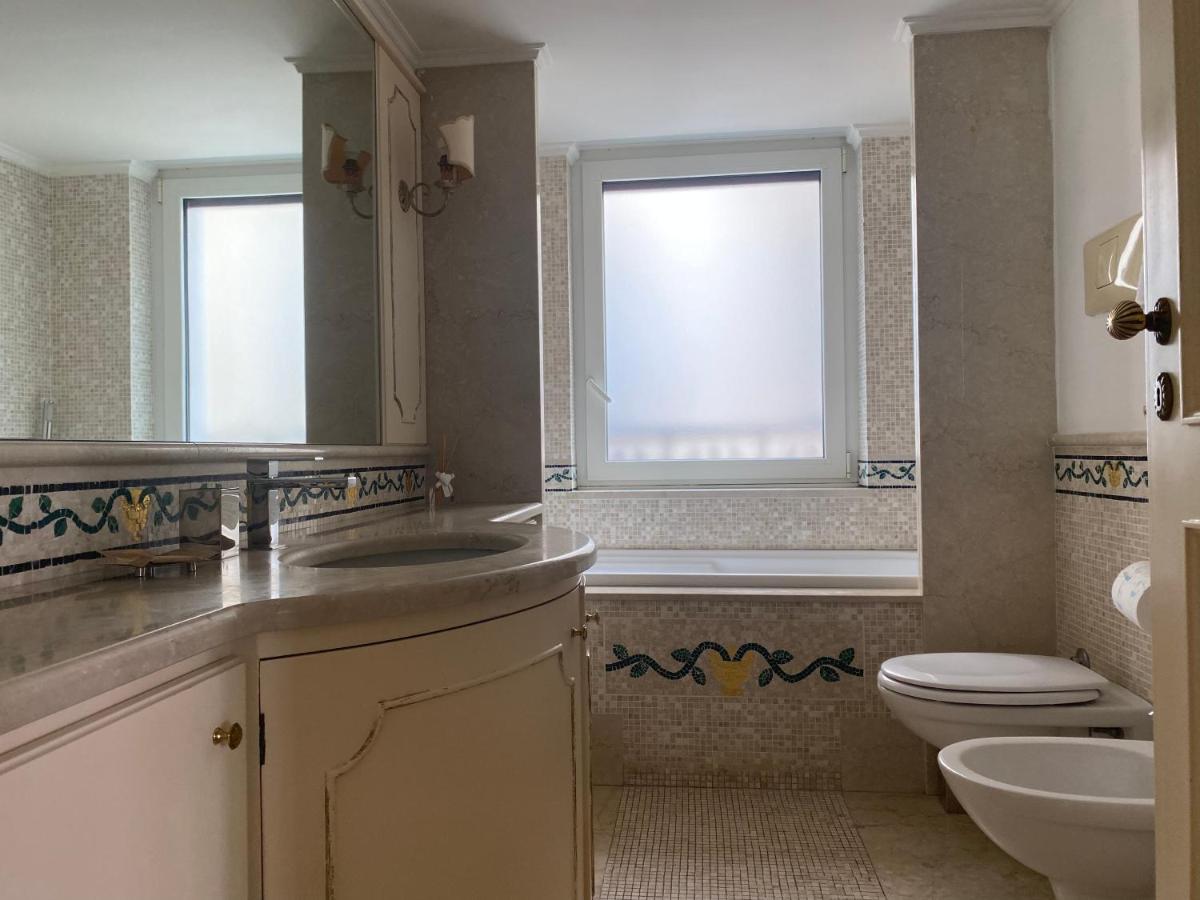 “La Pinta” Elegante Appartamento Al Vomero Naples Extérieur photo